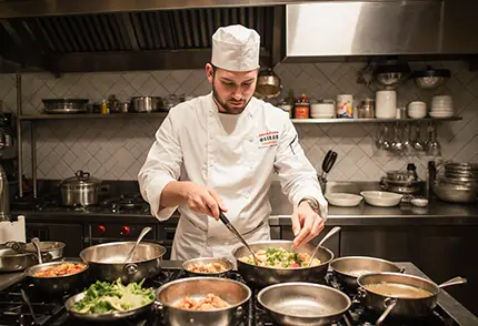 Повар на кухне